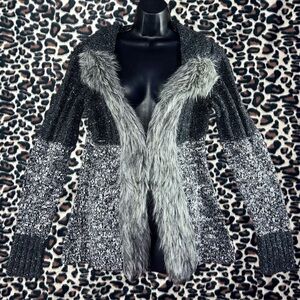 Gray Glitter knitted fur trim cardigan 
🩶🖤